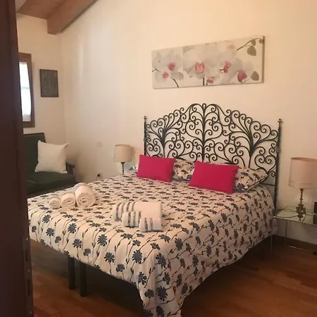 Casa Del Balcone Fiorito Apartment *